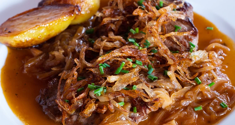 Zwiebelrostbraten mit Bier-Butter-Saft und Braterdäpfeln